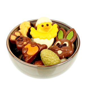 Schaaltje gevuld met paaschocolade