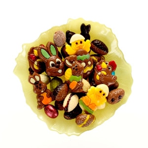Voorjaarsschaal met paaschocolade